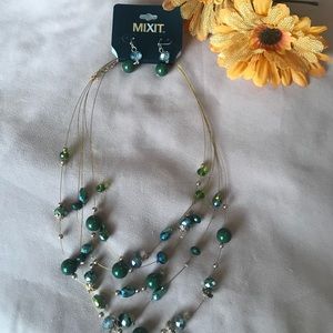 NECKLACE / EARRINGS  GREEN WITH STONES 🔥